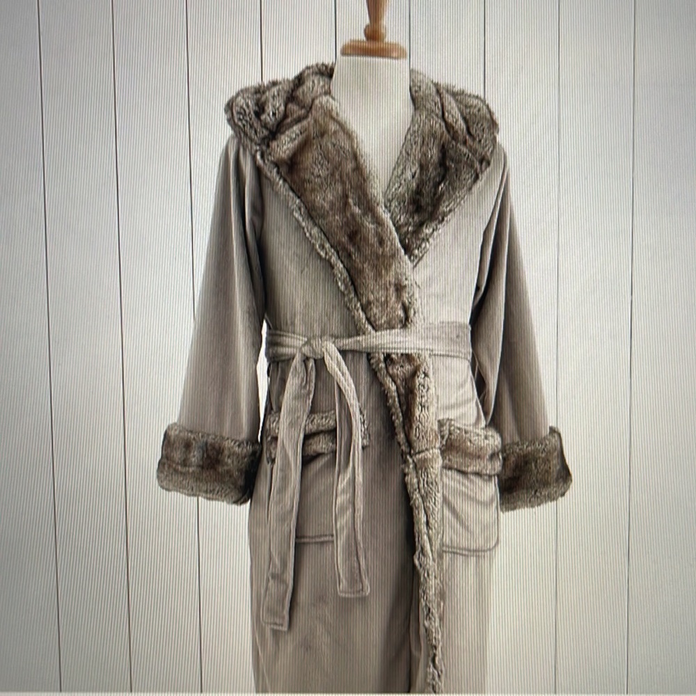 Pottery Barn Taupe Faux-Fur Trim Hooded Robe